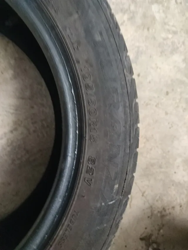 Neumáticos de coche 195 50 15 de un Ibiza