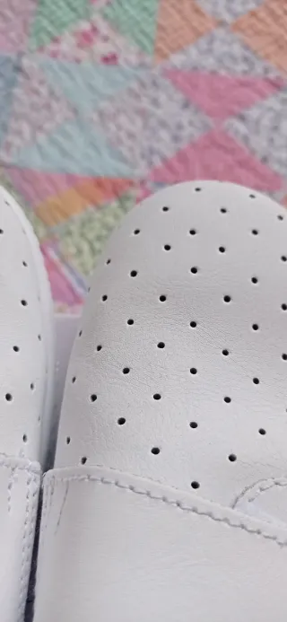 Zuecos de piel blancos