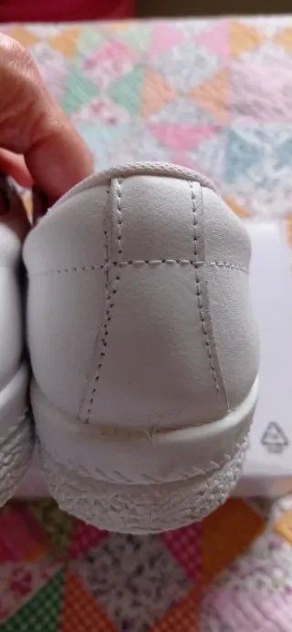 Zuecos de piel blancos