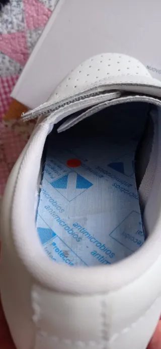 Zuecos de piel blancos