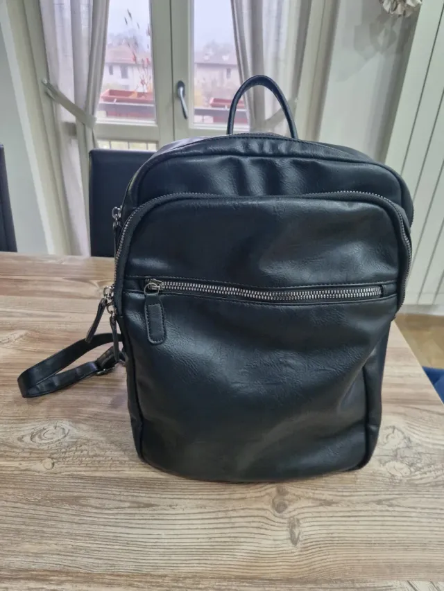 Zaino nero in pelle