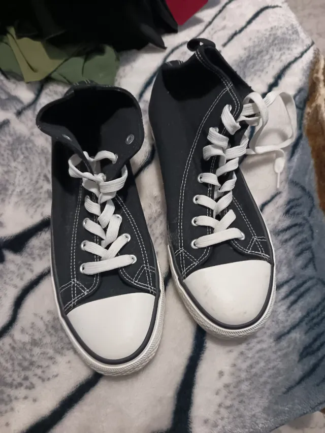 Zapatillas deportivas altas negras y blancas