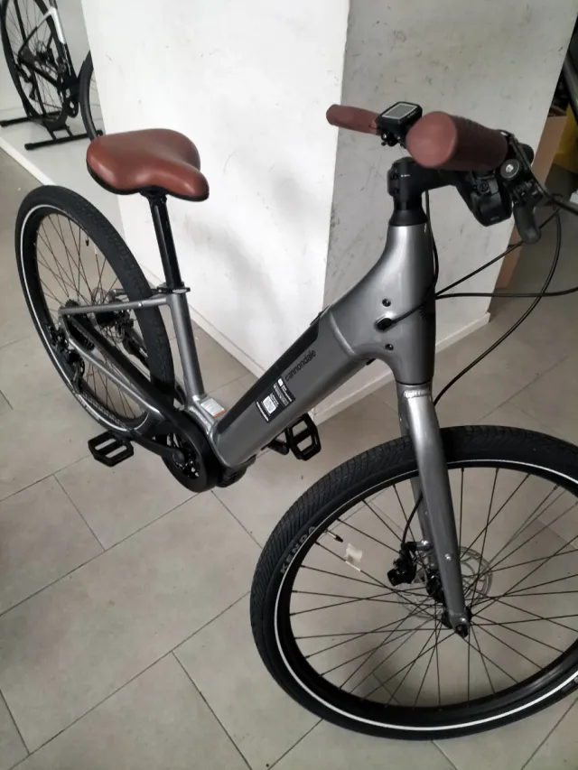 Bicicleta Eléctrica Cannondale Adventure Neo 4