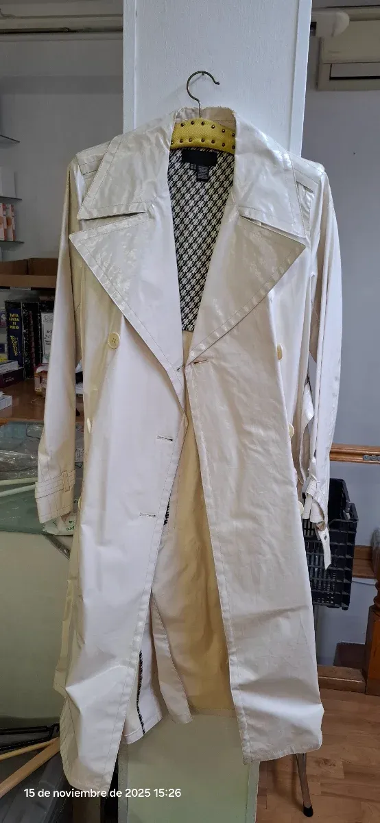 Gabardina bege/branca da primeira loja de Za