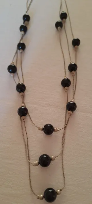 Collana multistrato con perline nere