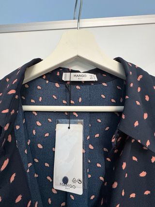 Camisa Mango Estampada Negra y Rosa
