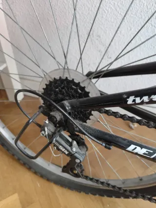 Bicicleta de montaña roja