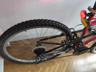 Bicicleta de montaña roja