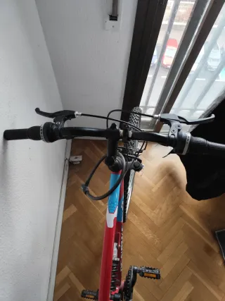 Bicicleta de montaña roja