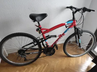 Bicicleta de montaña roja