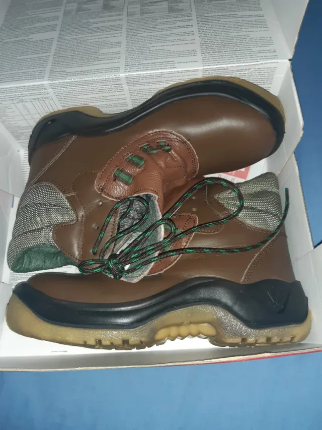 Botas de trabajo marrones y verdes