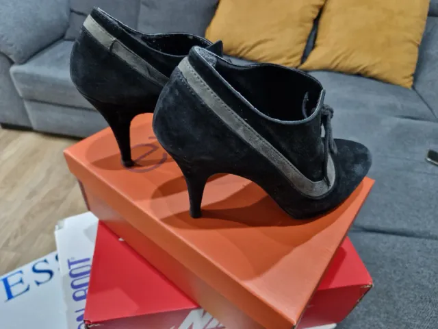 Scarpe scamosciate tacco alto nere