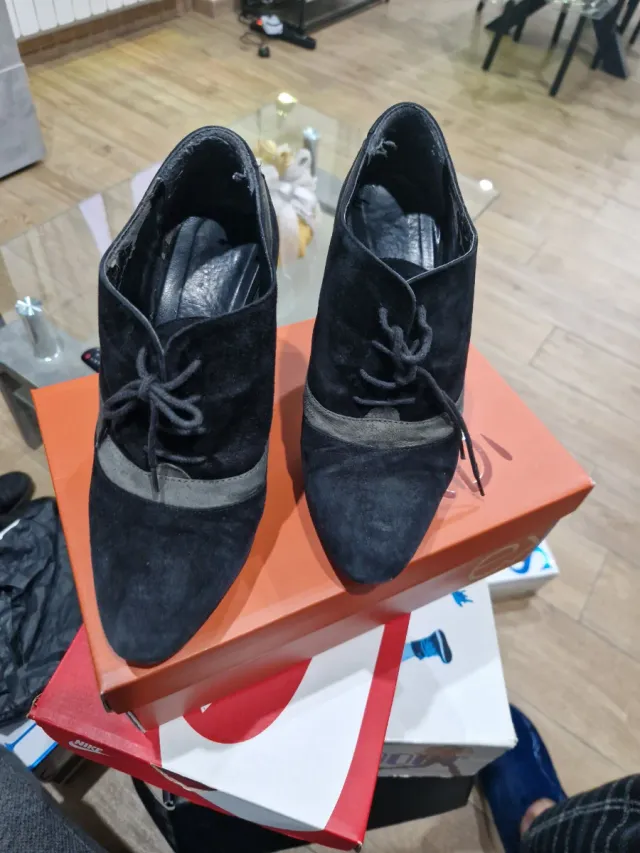 Scarpe scamosciate tacco alto nere