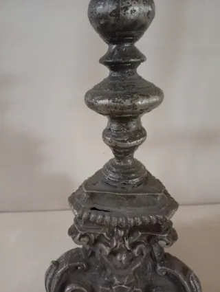 Candelabro antiguo de estaño