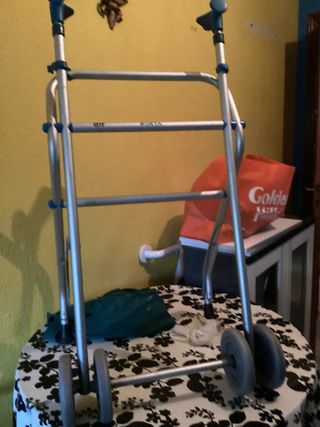 Andador para personas mayores con ruedas