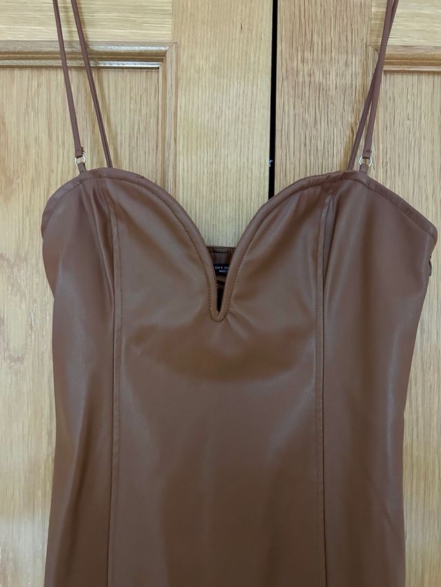 Vestido polipiel escote corazón marrón