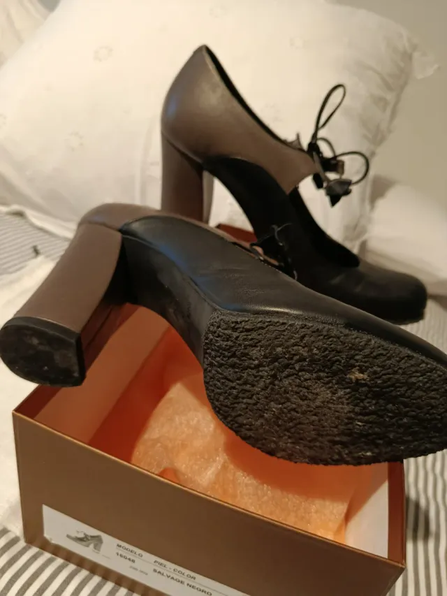 Zapatos bicolor de tacón alto