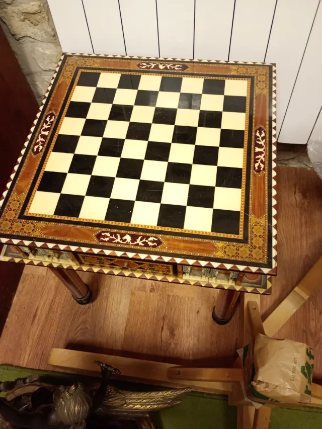 Tavolo da scacchi decorato con pezzi