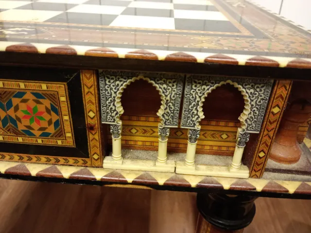 Tavolo da scacchi decorato con pezzi