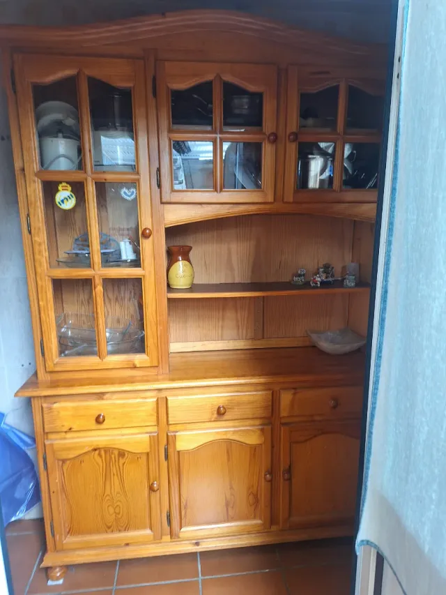 Vitrina provenzal de madera y cristal