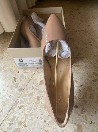 Zapatos charol nude Clarks. Talla 37.5