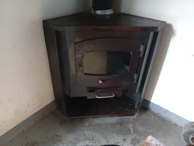 Chimenea de hierro rinconera negra