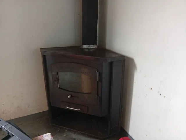 Chimenea de hierro rinconera negra