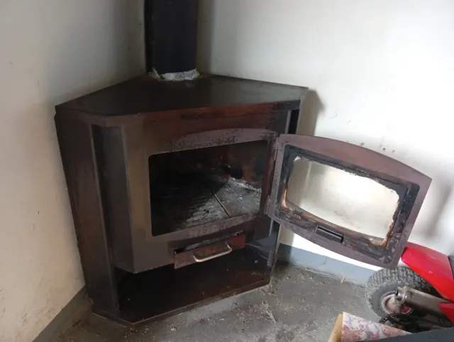 Chimenea de hierro rinconera negra