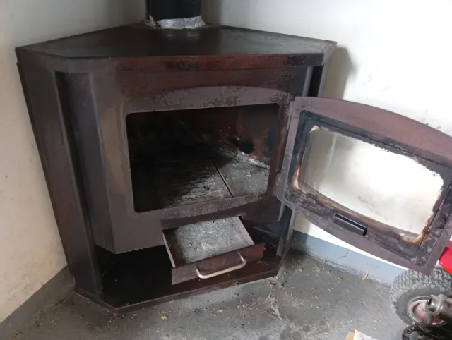 Chimenea de hierro rinconera negra