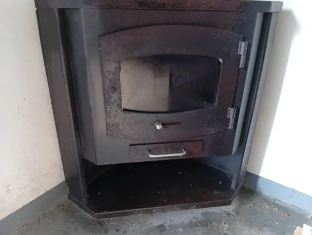 Chimenea de hierro rinconera negra