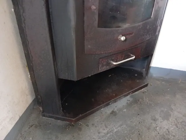 Chimenea de hierro rinconera negra