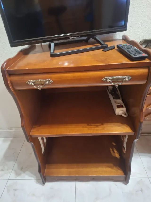 Mesa auxiliar de madera con ruedas
