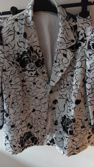 Falda floral blanca y negra