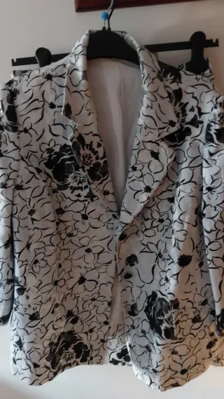 Falda floral blanca y negra