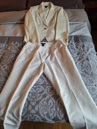 Traje de chaqueta y pantalón beige