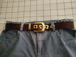 Cinturón de Piel Marrón con Hebilla Dorada.