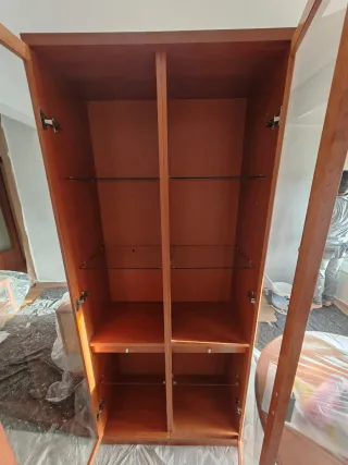 Armario vitrina de madera y cristal