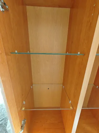 Armario vitrina de madera y cristal