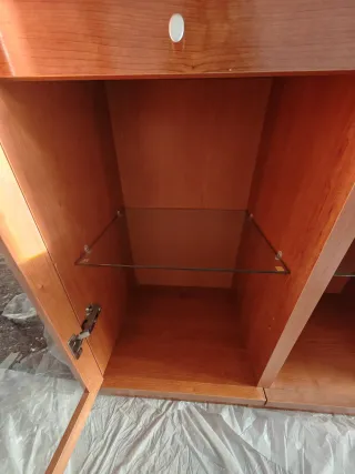 Armario vitrina de madera y cristal