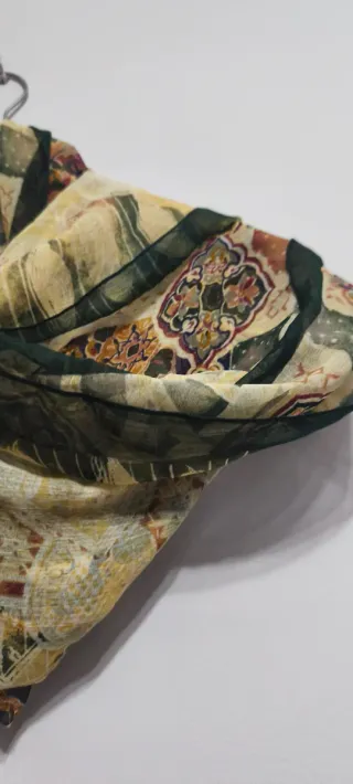 Pañuelo con dibujos geométricos. 90cmx90cm