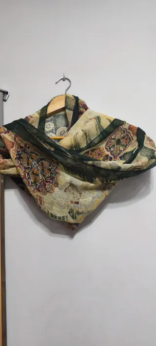 Pañuelo con dibujos geométricos. 90cmx90cm