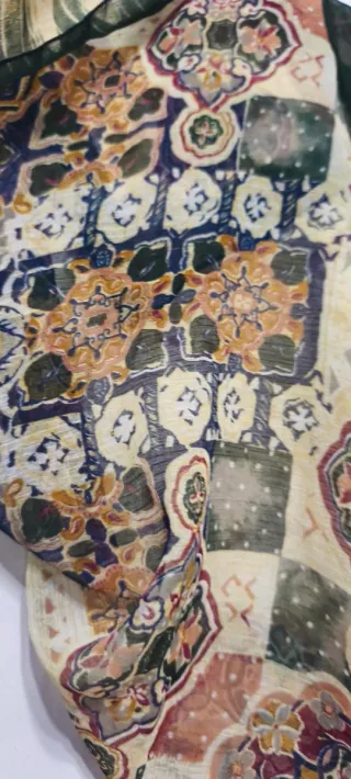 Pañuelo con dibujos geométricos. 90cmx90cm