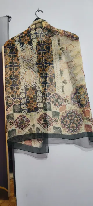 Pañuelo con dibujos geométricos. 90cmx90cm