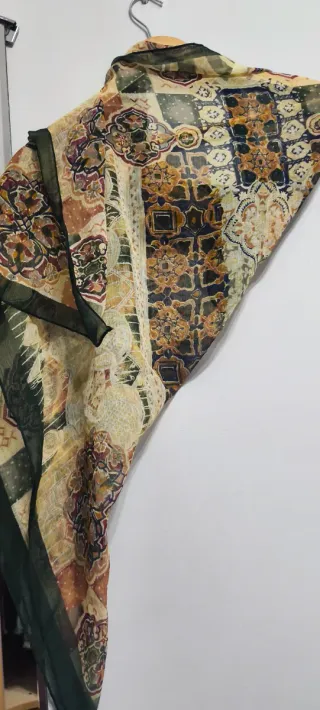 Pañuelo con dibujos geométricos. 90cmx90cm