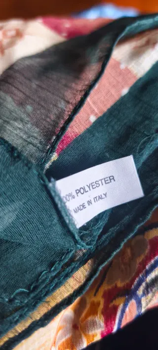 Pañuelo con dibujos geométricos. 90cmx90cm