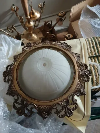 Lámpara de techo dorada estilo clásico