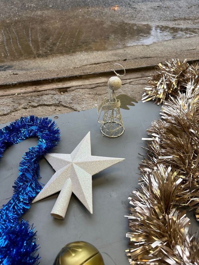 Adornos Navideños Dorados y Plateados