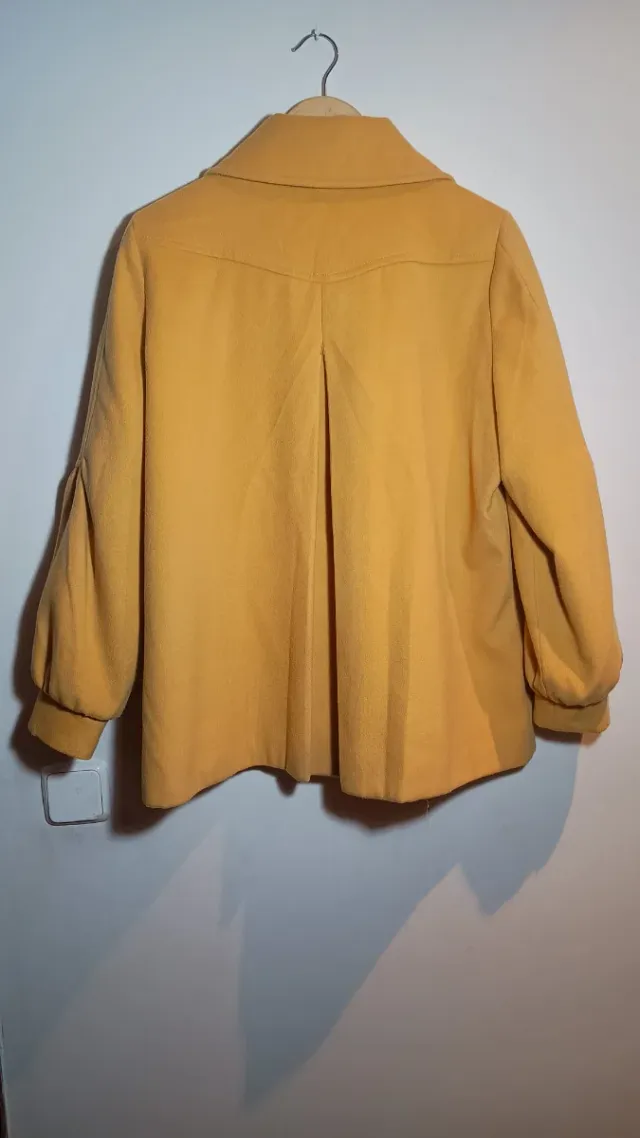 Abrigo amarillo