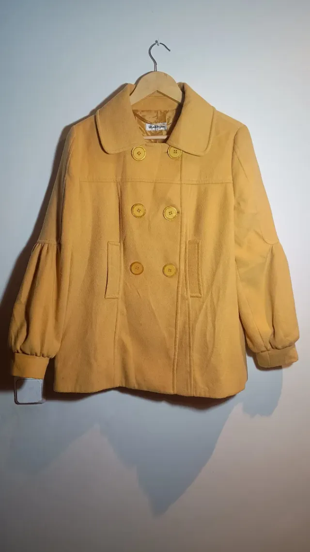 Abrigo amarillo