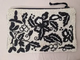 Bolso Clutch Bordado Blanco y Negro